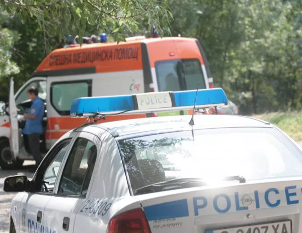 Тежка катастрофа с автобус уби жена и прати 12 деца в болница
