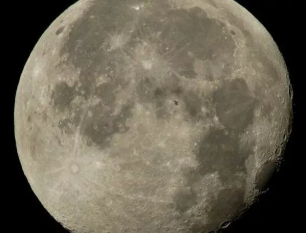МКС на фона на Синята Луна