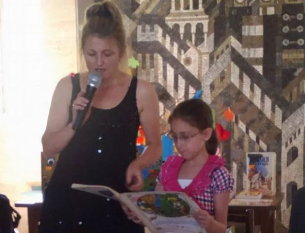 Малки асеновградчани посрещнаха "Пътуващото сандъче", пълно с детски книги