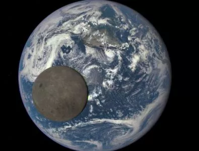 Обратната страна на Луната на фона на Земята