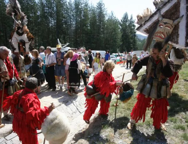 В Копривщица магията на фолклора обедини българите