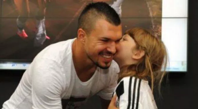 СНИМКИ: Валери Божинов с уникален жест към малко момиченце