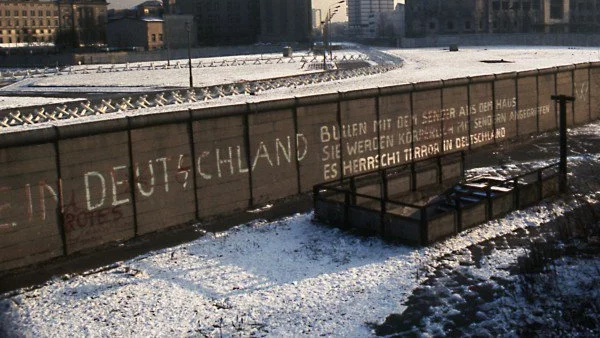 Изградена е Берлинската стена
