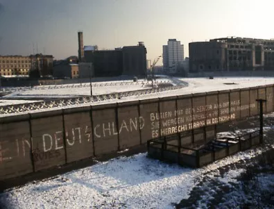 Издигат наново Берлинска стена, за да я унищожат
