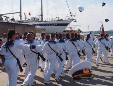 Проведе се тържествено вдигане на флаговете на корабите от ВМС