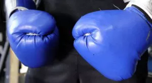 Боксьор нокаутира съдията по време на мач (ВИДЕО)