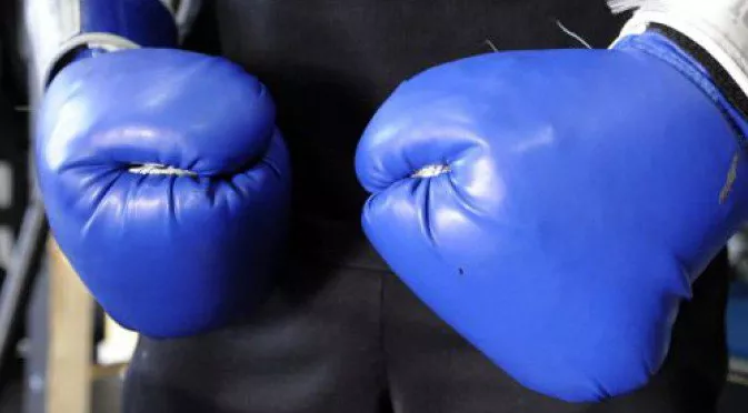 Боксьор нокаутира съдията по време на мач (ВИДЕО)