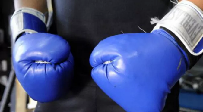 Боксьор се гаври със съперника си, след като го нокаутира (ВИДЕО)