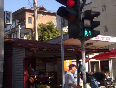 Експеримент на Actualno.com - в Асеновград пешеходните светофари са табу