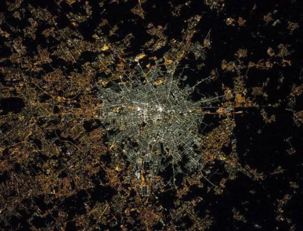 Снимки от МКС разкриват светлинното замърсяване на Земята
