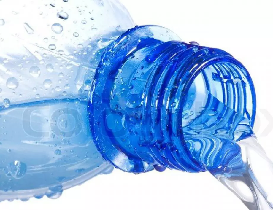 НИКОГА не пийте вода от пластмасовата бутилка, стояла с дни в колата. Опасно е! 