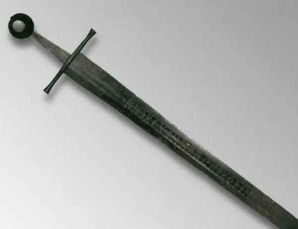 Момиченце откри меч на 1500 г. в езеро
