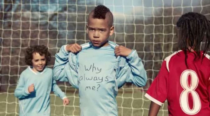 СНИМКИ: Деца пресъздадоха най-скандалните футболни моменти
