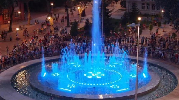 Във Варна откриха най-големия пеещ фонтан (Снимки)