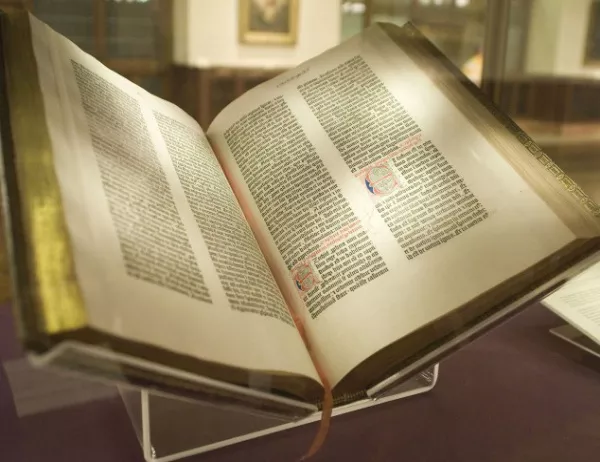 В Майнц излиза първата печатана книга - Библията на Гутенберг