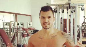 {{ otherArticle[0].article.title }}