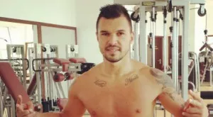 {{ otherArticle[0].article.title }}