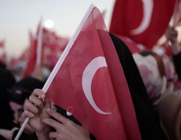 Над 400 чиновници в Турция, уволнени като гюленисти, ще бъдат върнати на работа