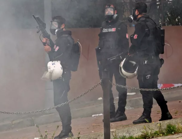 Турската полиция разпръсна със сълзотворен газ протестиращите в подкрепа на "Заман"