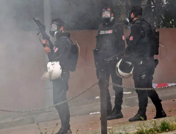 Турската полиция използва сълзотворен газ, за да разпръсне гей парад