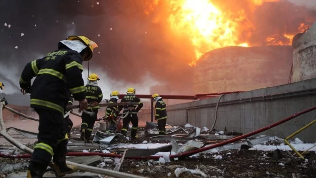 Възможно е да има оцелели след големите експлозии във военен завод в Сърбия
