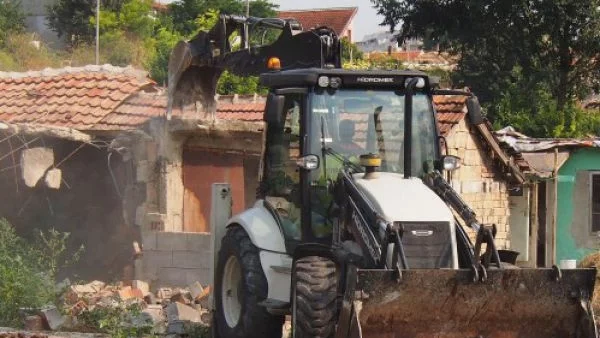 Общински експерт за "Максуда": Да рови багера, жандармерията да мачка и стига толкова