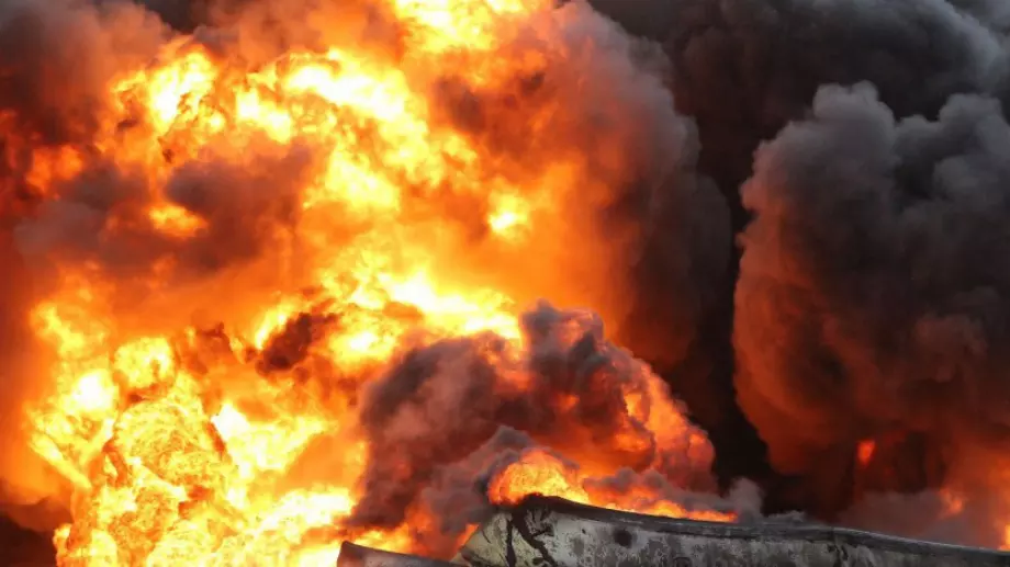 Бунтовници взривиха три танкера с гориво в Абу Даби, има загинали (ВИДЕО)