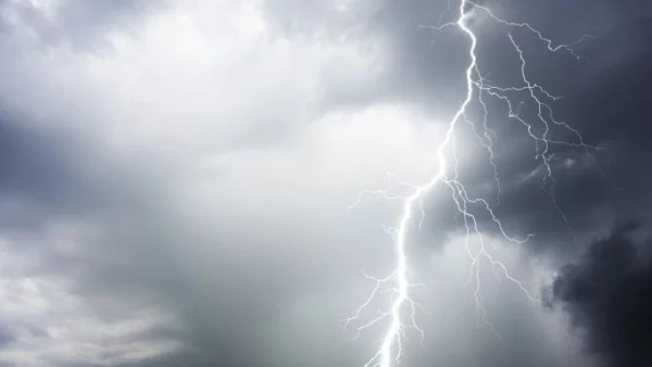 Жълт код за валежи и гръмотевични бури е в сила за цялата страна
