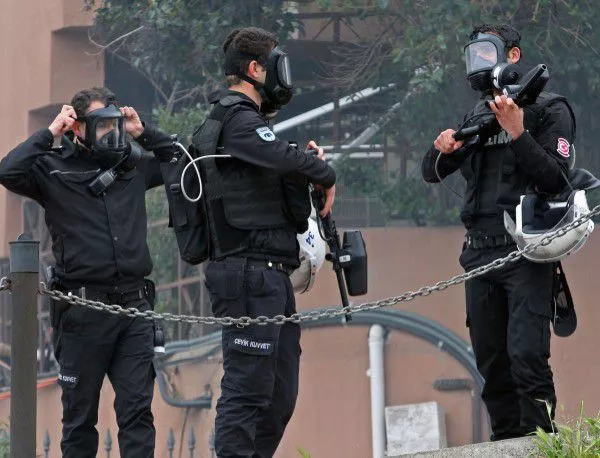Двама турски полици за загинали при самоубийствен атентат при акция срещу ИД
