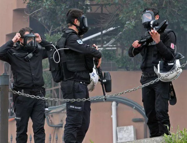 Турция арестува трима заподозрени за атентатите в Париж