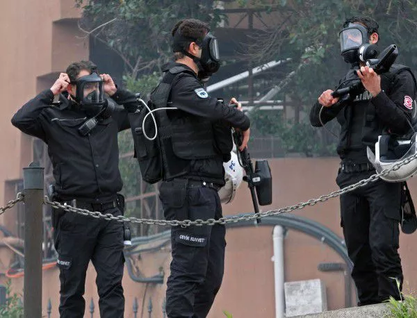 ПКК взриви кола-бомба в полицейски участък в Турция, 39 са ранени