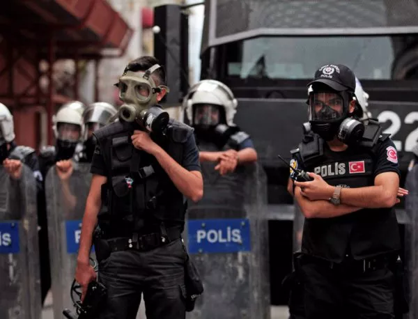 Мъж загина след сблъсъци между демонстранти и полиция в Истанбул