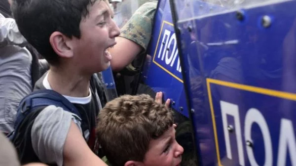 Бежанците на границата с Македония са държани без вода и храна