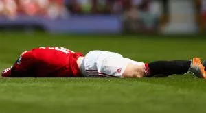 Забравил ли е Уейн Рууни как се играе като централен нападател?