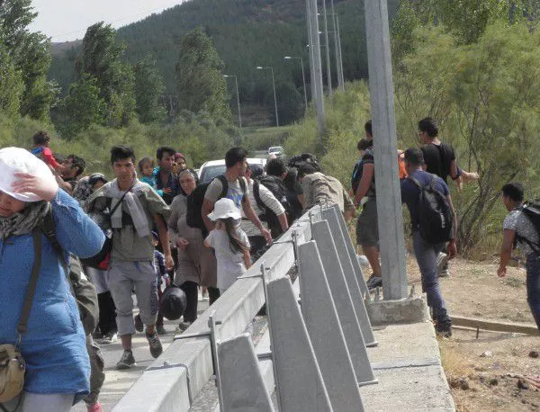 Сърбия изпраща десетки автобуси с бежанци към Унгария