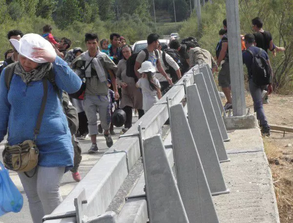 Гръцката полиция депортира мигрантите по границата с Македония