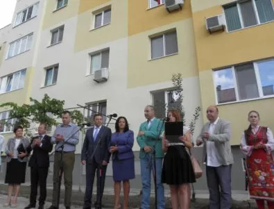 Откриха саниран блок с церемония, лента и водосвет в България - 