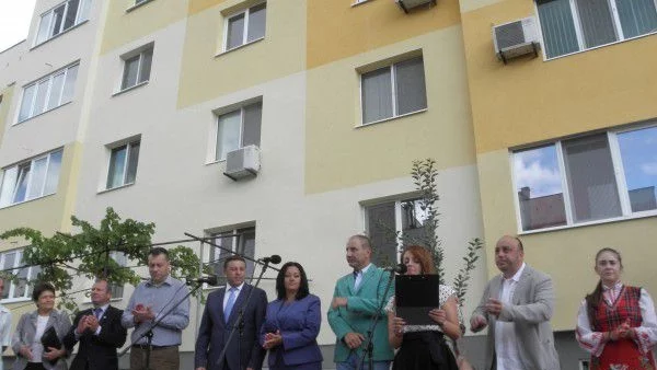 Откриха саниран блок с церемония, лента и водосвет в България - "острова на стабилността"