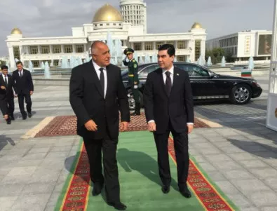 В Туркменистан задължиха чиновниците да си купят портрет на президента