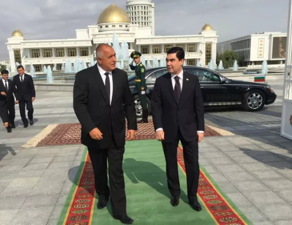В Туркменистан задължиха чиновниците да си купят портрет на президента