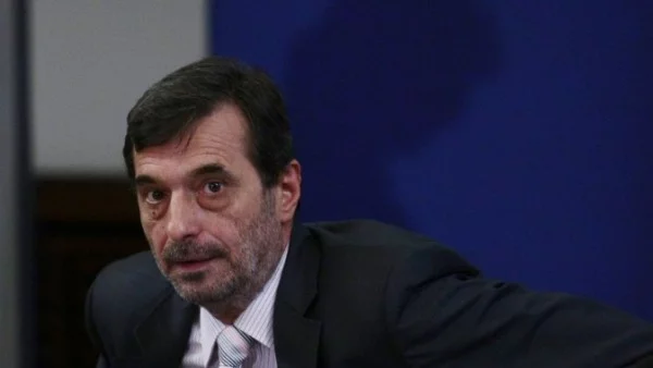 Мислил съм си, че тези неща може да си ги организират и управляващите, за да хвърлят пешкира