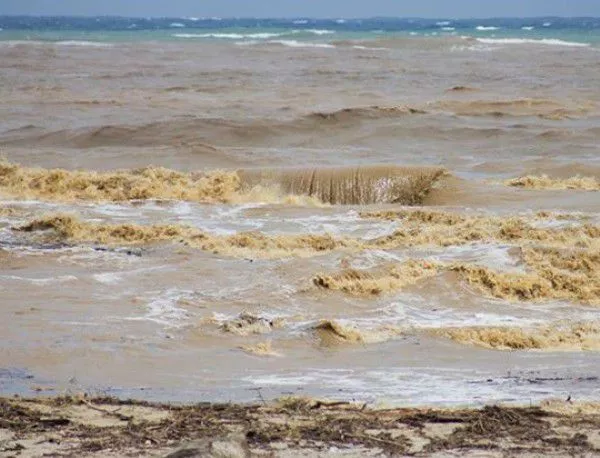 Къмпинг "Смокиня" и "Веселие" още няколко години ще изливат отпадните си води в морето
