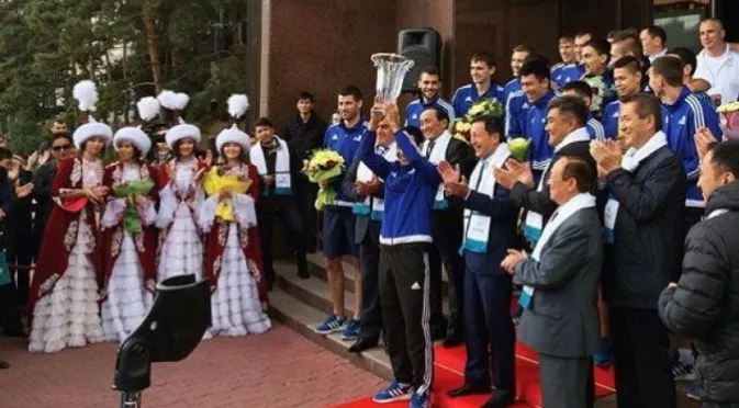 Посрещнаха Астана и Мъри с купа и аплодисменти
