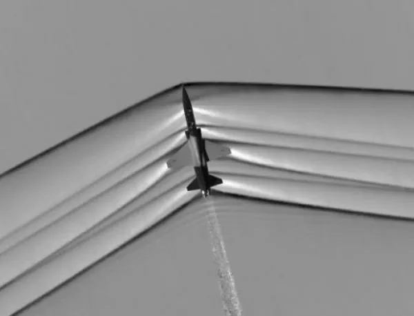 Уникална снимка на самолет и ударни вълни