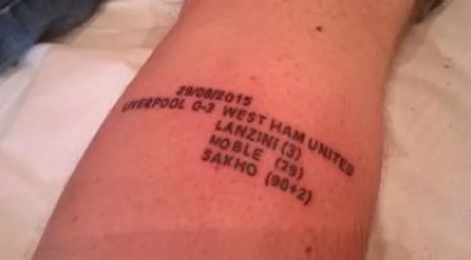 Фен на Уест Хем си татуира победата над Ливърпул на прасеца