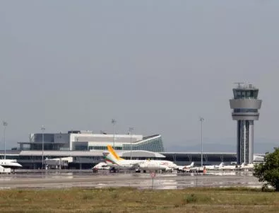 Самолет кацна извънредно на летище София заради бой между пътници