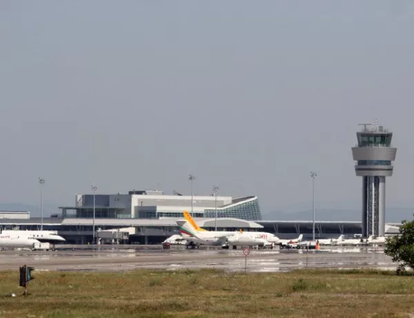 Чужденец успя да избяга през служебен вход на летище София
