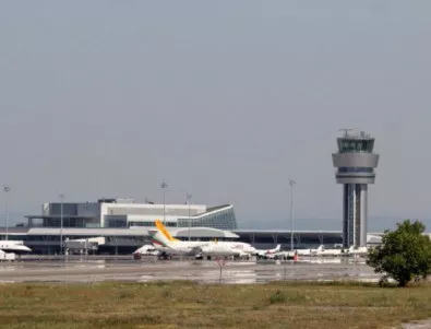 Самолет се приземи по спешност на Летище София, пътник почина