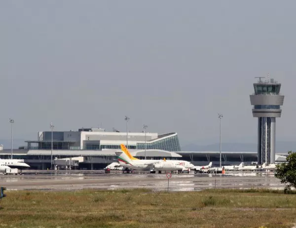 Пренасочиха самолет от летище София към Варна заради буря