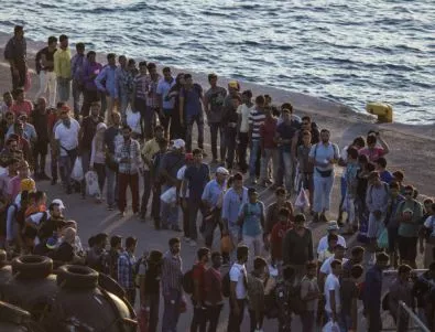 Кораб с над 1700 бежанци пристигна в гръцкото пристанище Пирея